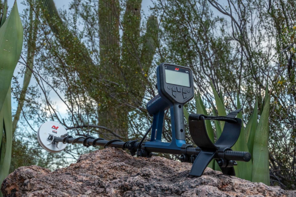 Minelab Gold Monster 2000 Golddetektor im Outback